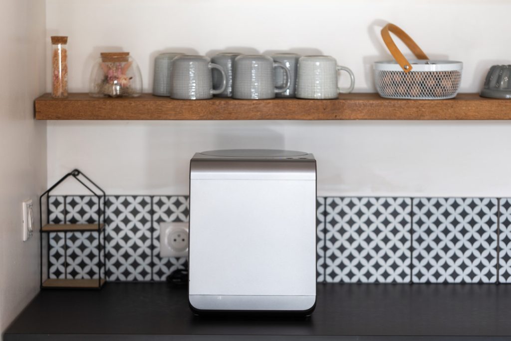 composteur de cuisine vu de face dans cuisine appartement