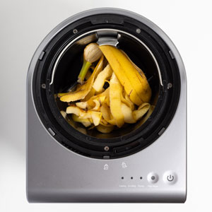 composteur de cuisine vue du dessus avec des épluchures de banane et de pomme à l'intérieur du seau
